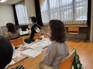 グラスを傾ける参加者