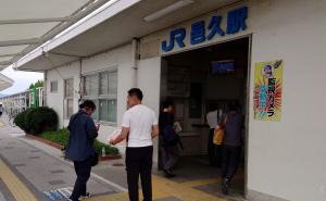 JR邑久駅前でPRを行う黒石市長