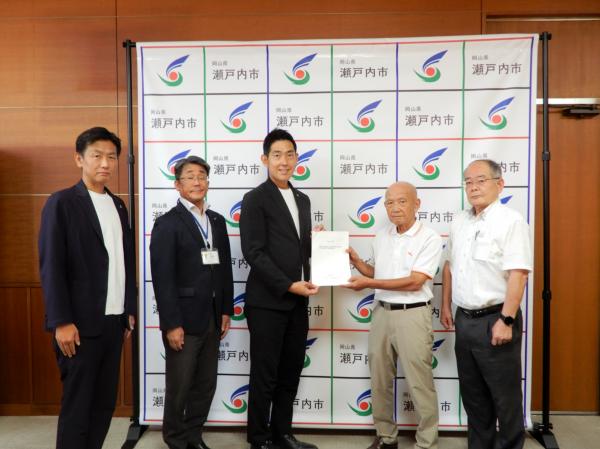 瀬戸内市監査委員が市長らへ決算審査意見書を提出している写真