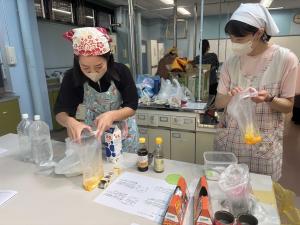 材料と調味料を耐熱ポリ袋に入れます