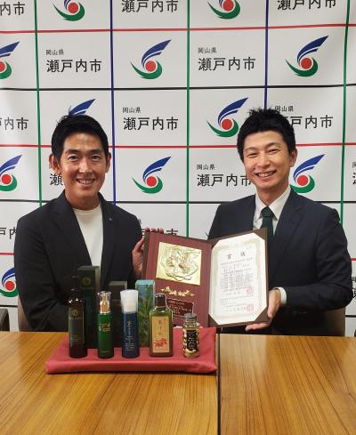 服部社長、黒石市長記念撮影