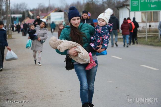 3歳の娘と3か月の赤ちゃんを抱いてハンガリーに避難してきた親子