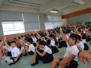 一生懸命に話を聞く