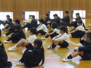 話を聞く子供たち